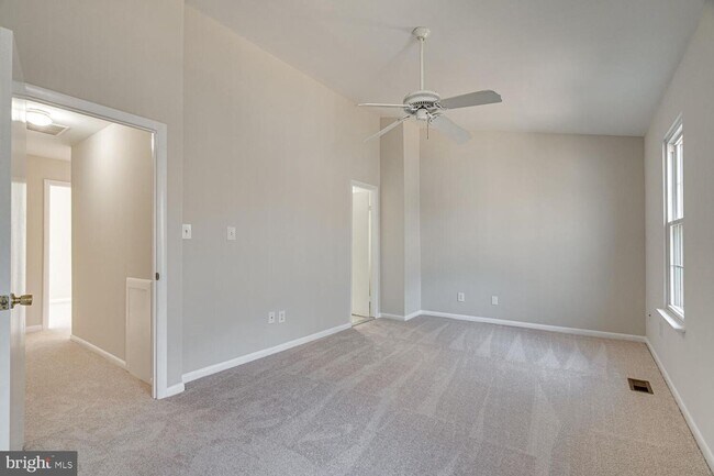 Building Photo - 3 Bedroom 3.5 Bath 3 Level Townhome in Germantown
