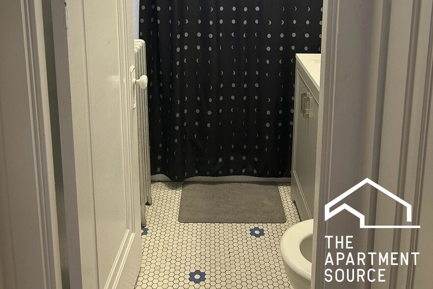 Building Photo - 1911 W Larchmont Ave