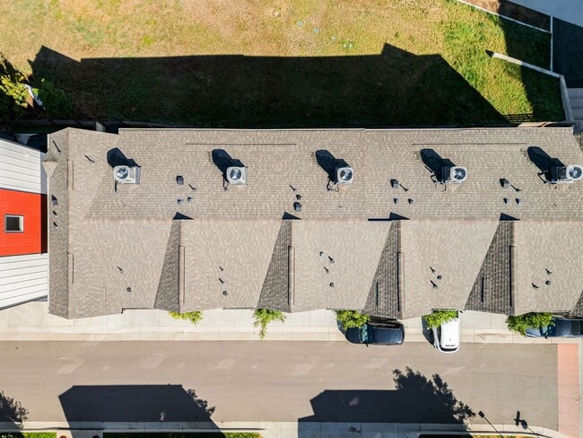 Building Photo - Stunning 3-bedroom, 4-bathroom townhouse!