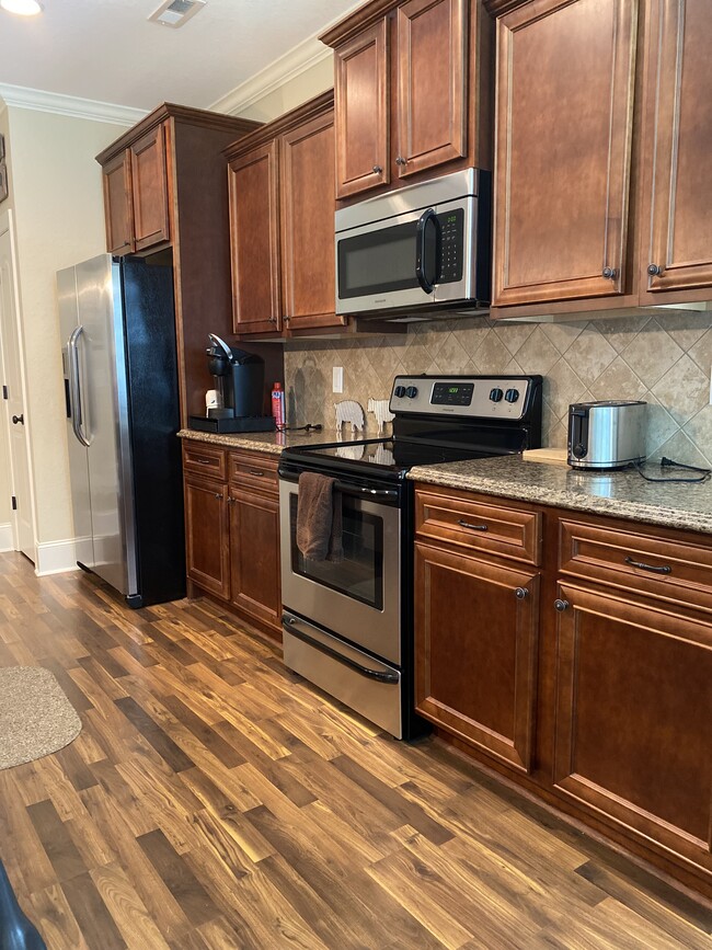 Kitchen - 1924 Leighton Dr