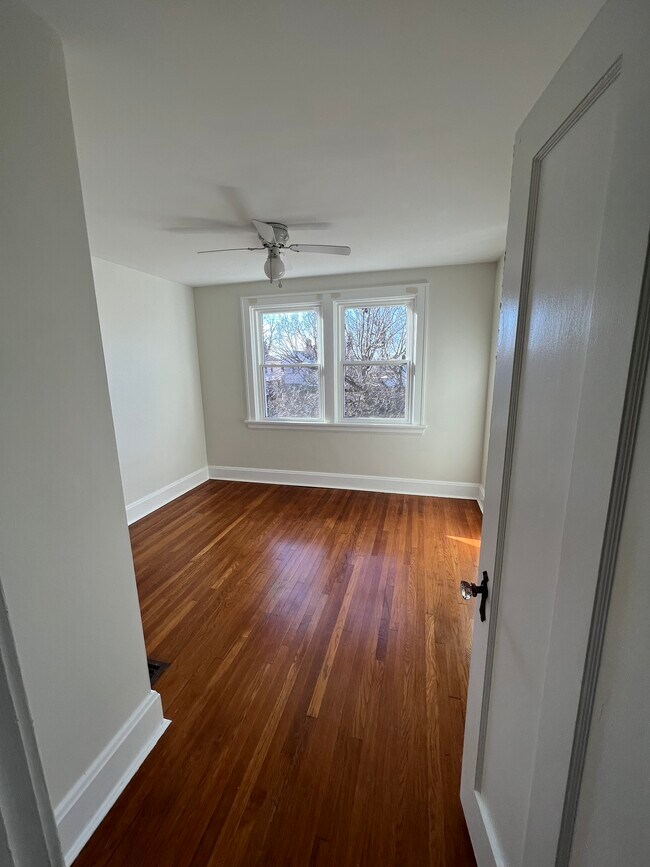 Building Photo - 4964 Oaklawn Dr