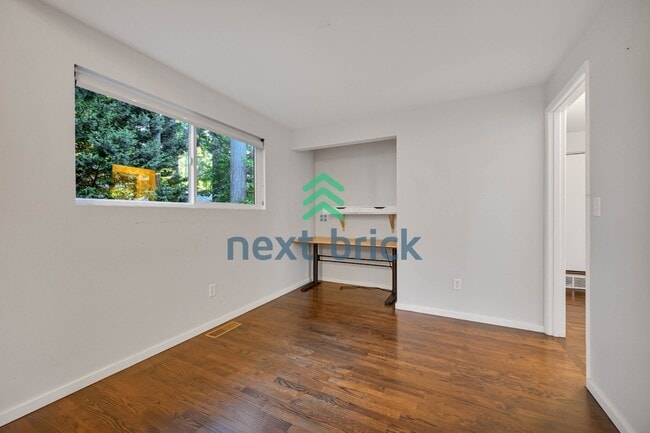 Building Photo - Welcome to this beautifully located 4-bedroom, 2-bath