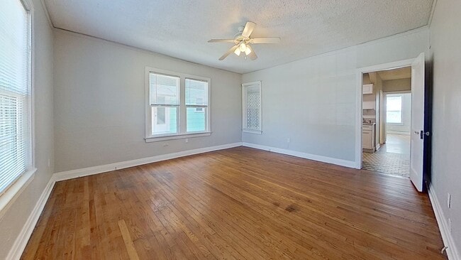 Building Photo - Cozy Upstairs Retreat in Prime San Marco Location!