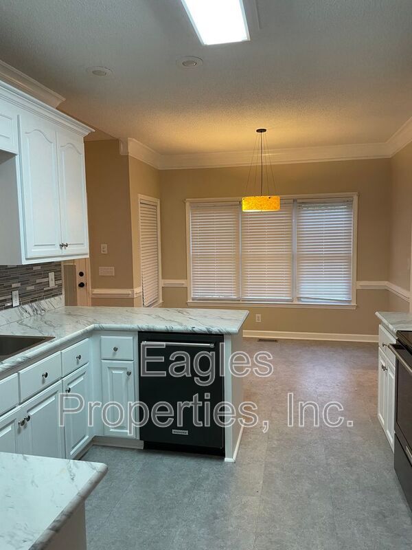 Building Photo - 608 Adler Ln