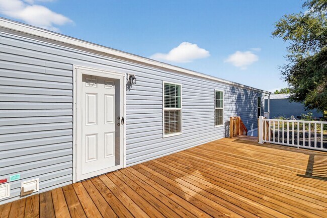 Building Photo - Brand-New Home on Canal to Lake Griffin – Available Now!