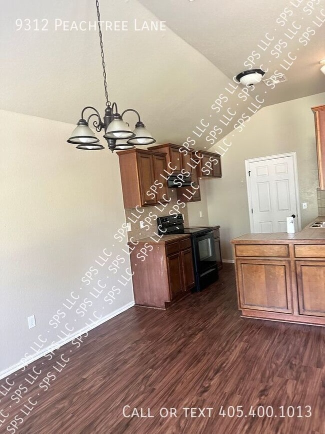 Building Photo - 9312 Peachtree Ln
