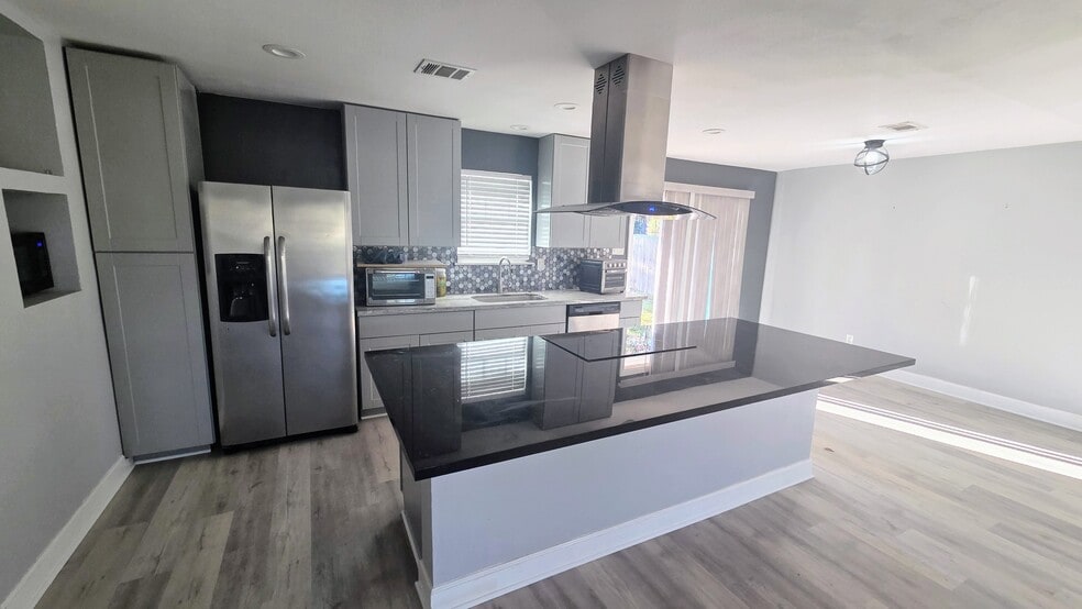 Building Photo - 15865 Shatterway Ln