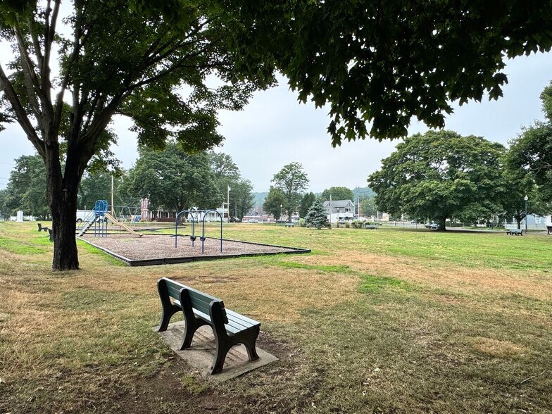 Building Photo - 10 Valley St