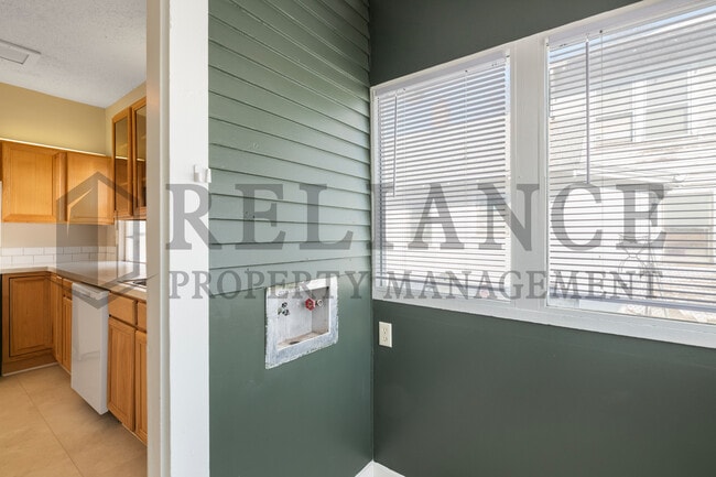 Building Photo - 410 S Estelle St