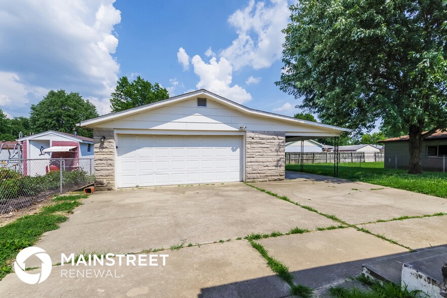 Building Photo - 8003 Canna Dr