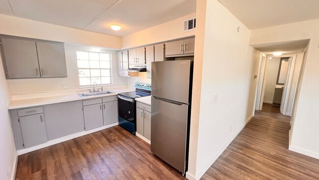 Building Photo - Fresh Paint, New Floors, 2/1 Available NOW