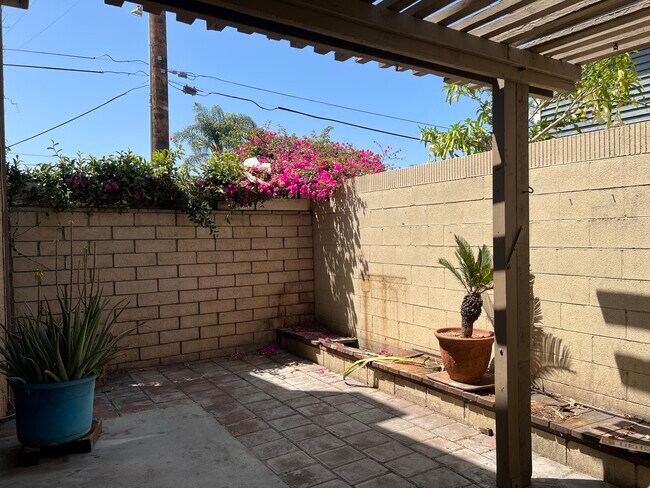 Building Photo - 5581 Crescent Ave