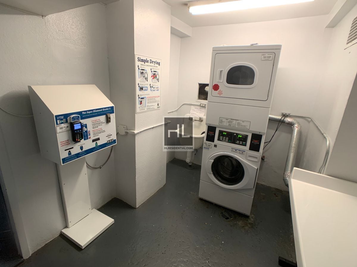 Building Photo - 5 AVENUE