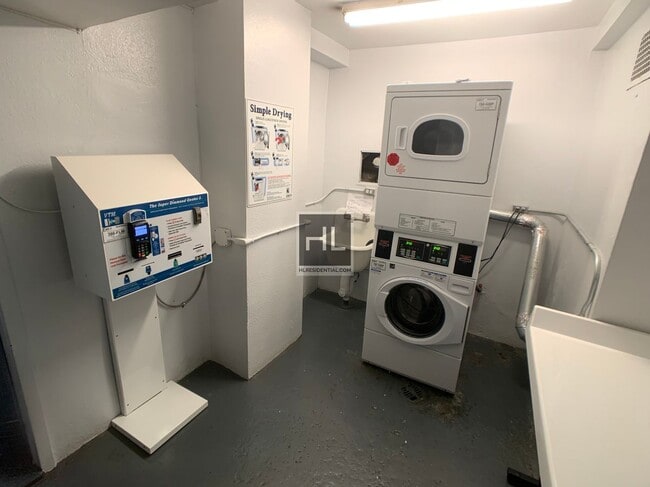 Building Photo - 5 AVENUE