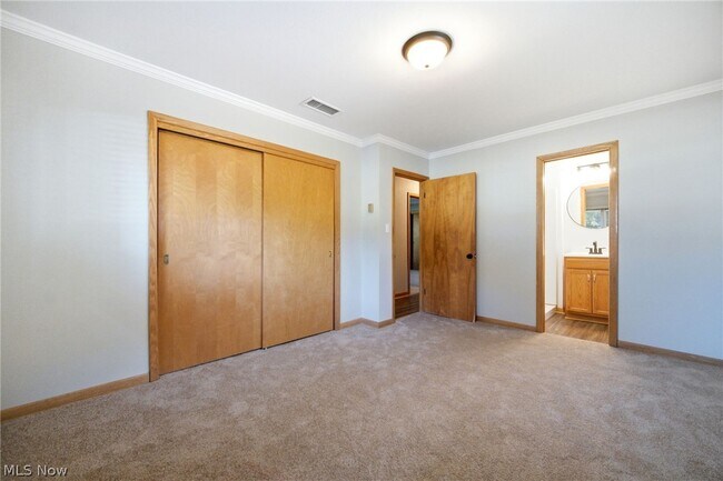 Building Photo - 1097 Oak Tree Rd