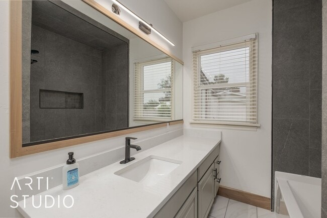 Building Photo - Newly Renovated 3 Bedroom, 2 Bathroom Home...