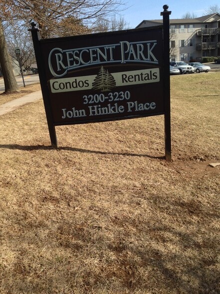 Crescent Park curb - 3200 E John Hinkle Pl