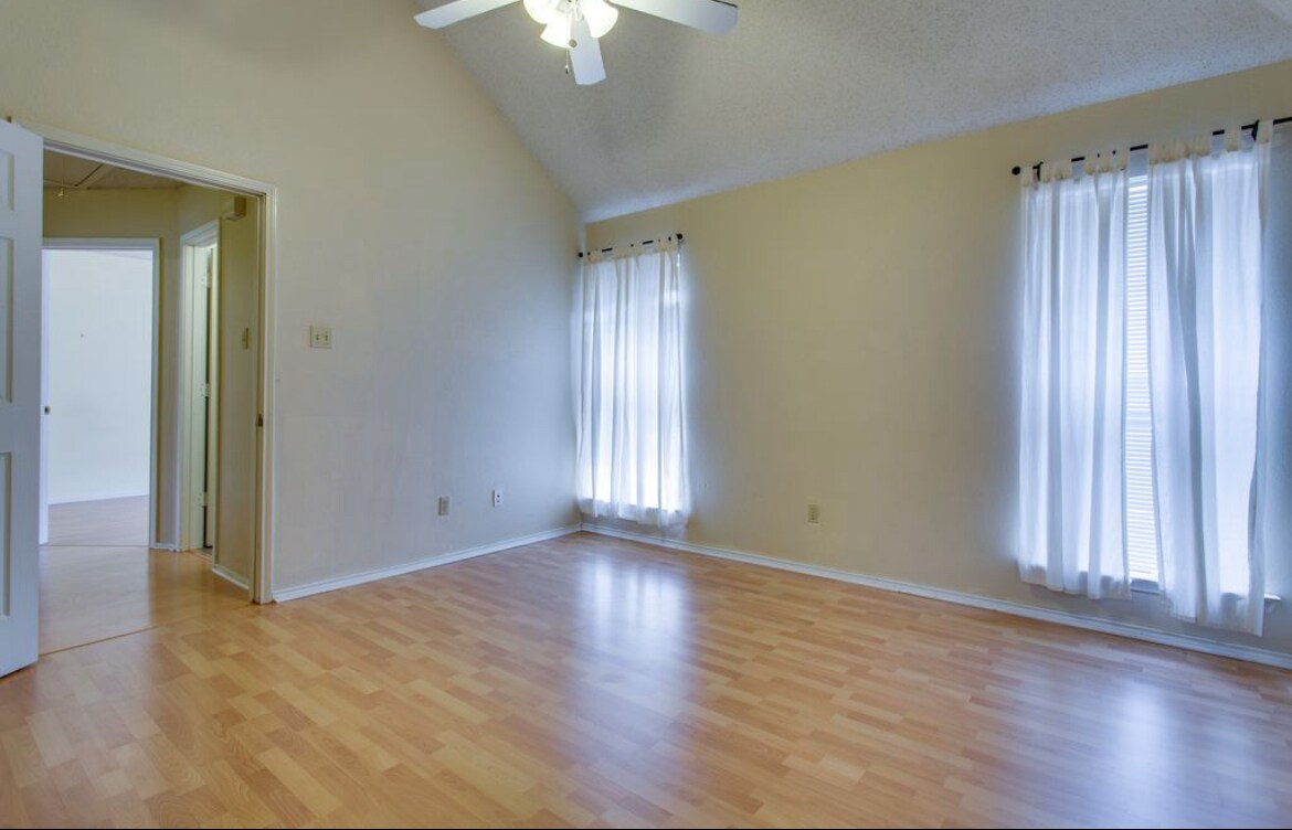 Building Photo - 807 Burr Oak Dr