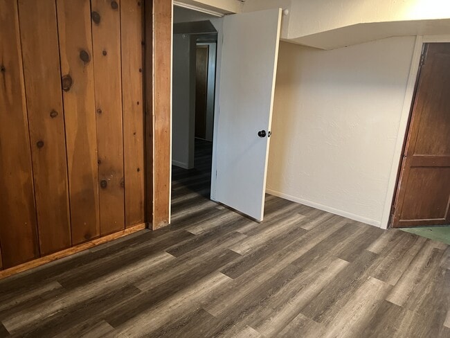 Building Photo - 921 E 8th Ave