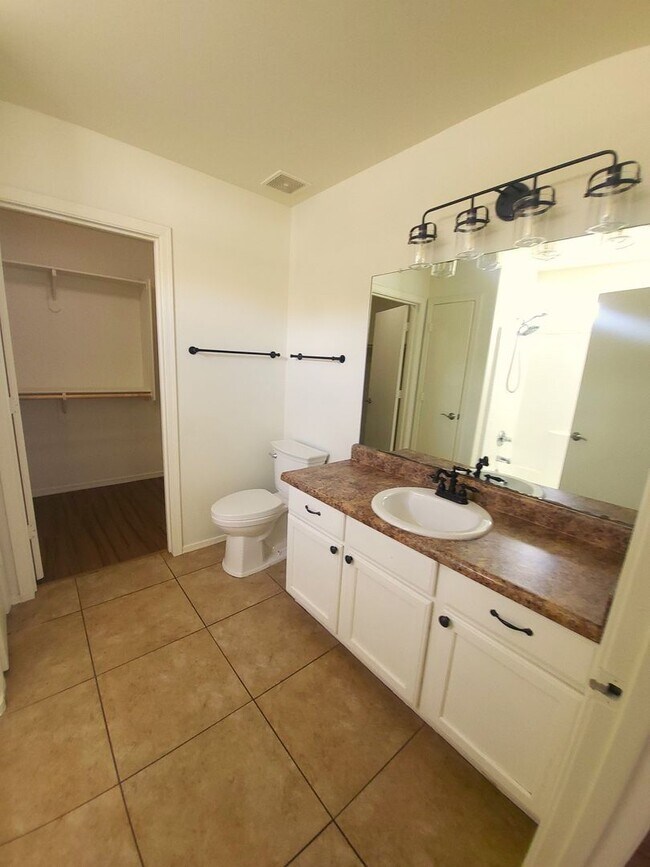 Building Photo - Spacious 3BR Phx Home for Rent!