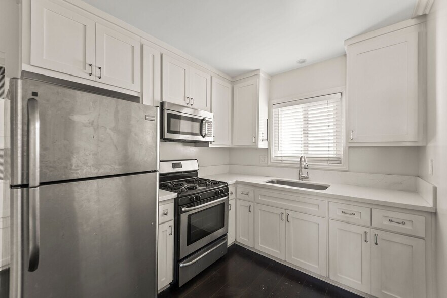 Building Photo - 4104 E 7th St