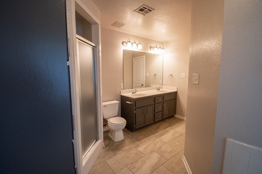 Master bath - 5302 Leadville Dr