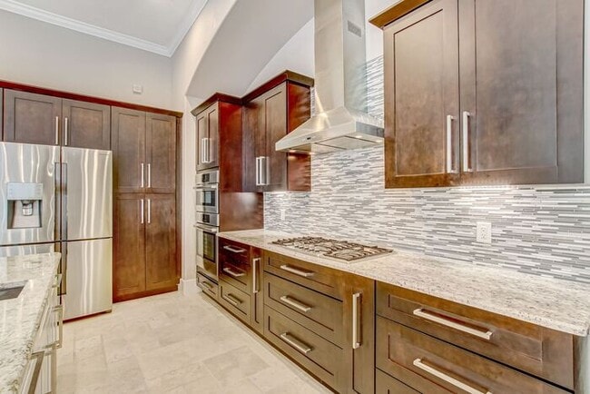 Building Photo - Stunning 5-Bedroom Pool Home on Nearly 2 A...