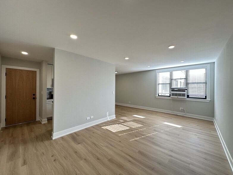 Building Photo - 535 W Aldine Ave