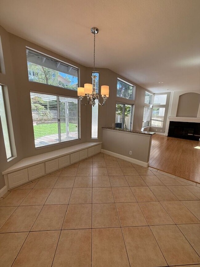 Building Photo - 4 bed / 2.5 bath plus large loft/family ro...