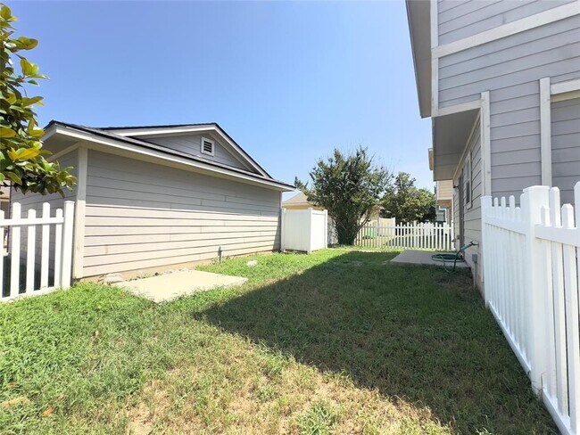 Building Photo - 513 Rolling Oak Dr