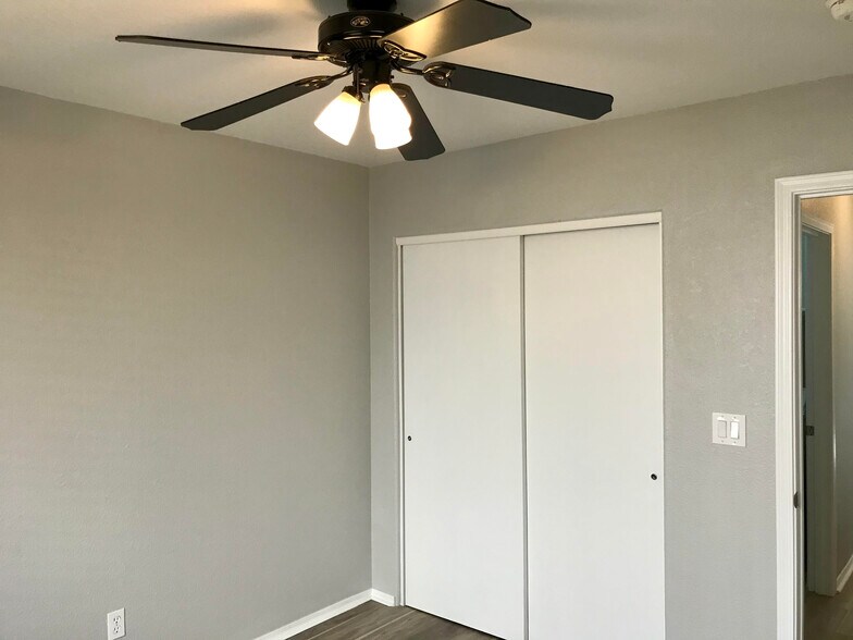 Building Photo - 1323 W Desert Cloud Pl