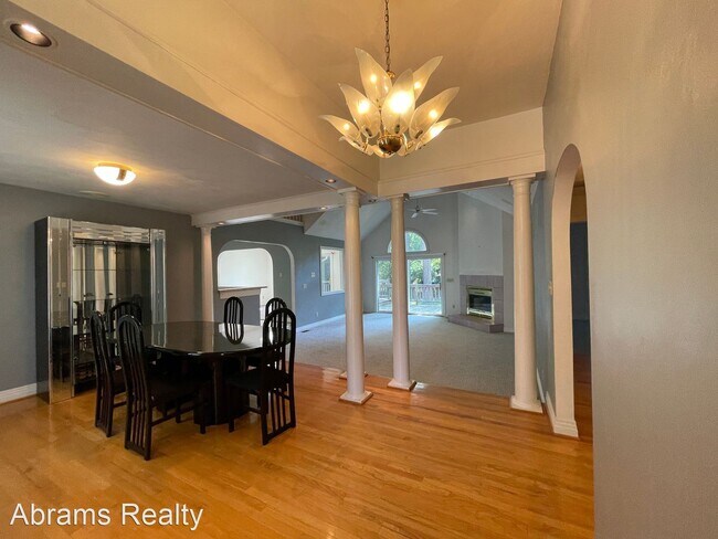 Building Photo - 4 br, 2.5 bath House - 725 Dickens Pl