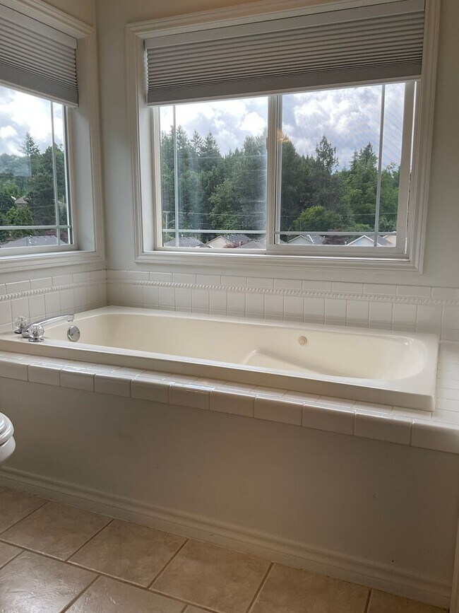 Building Photo - Beautiful House in Desirable South Gateway...