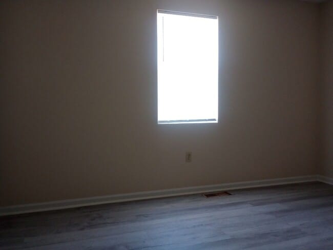 Building Photo - 3 Bedroom 2 Bathroom