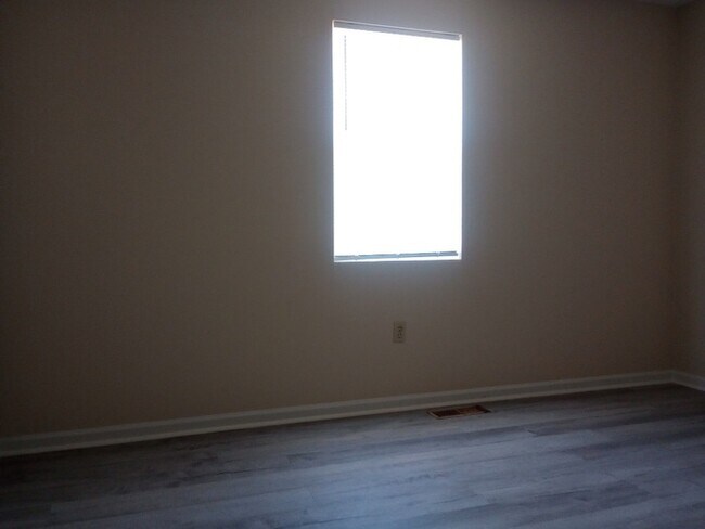 Building Photo - 3 Bedroom 2 Bathrooms