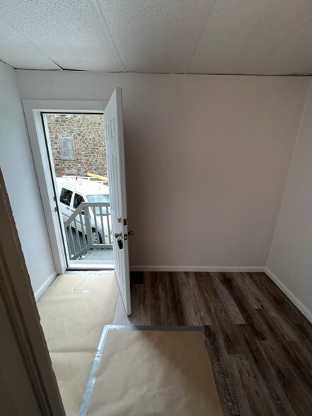 Building Photo - 313 Main St