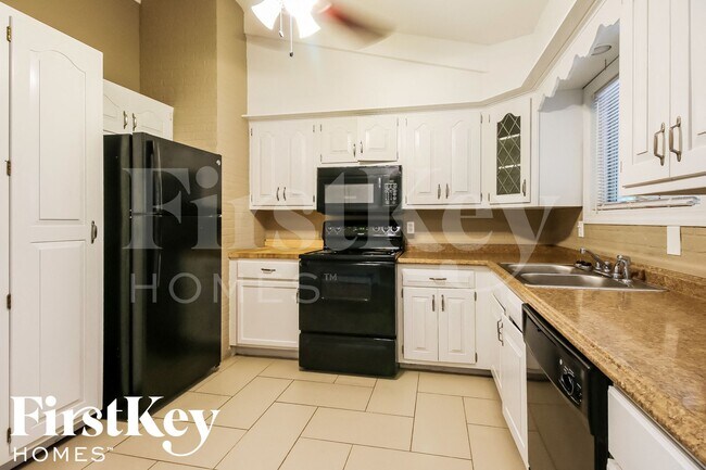 Building Photo - 2305 NE 61st St