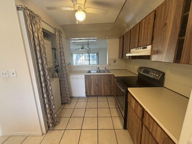 Building Photo - 110 SE 7th St