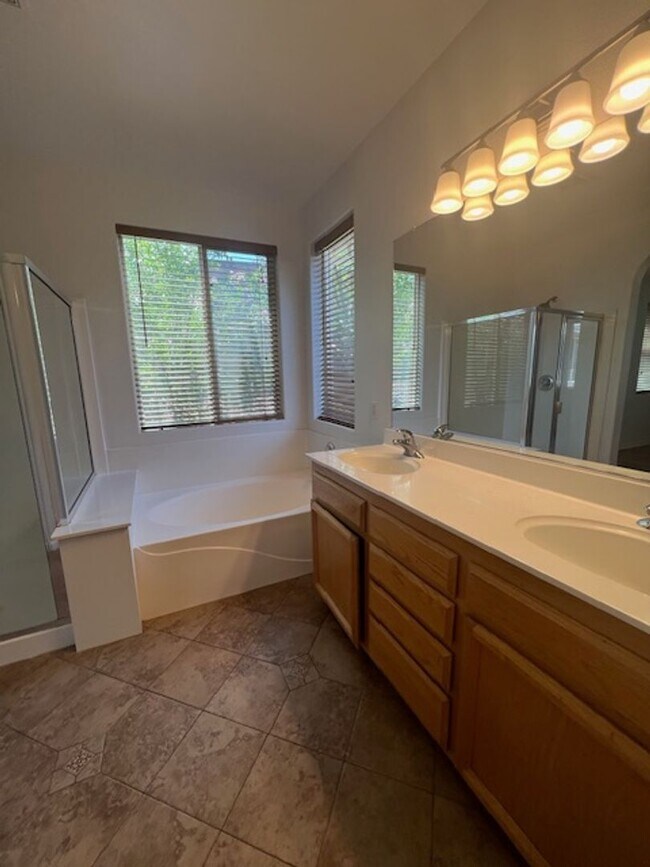 Building Photo - Single Story 3 Bedroom Home in Lincoln Acr...