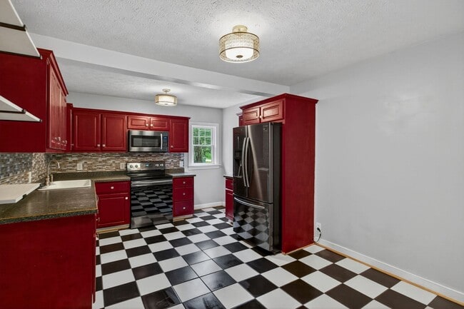 Building Photo - 4 Bedroom Rental