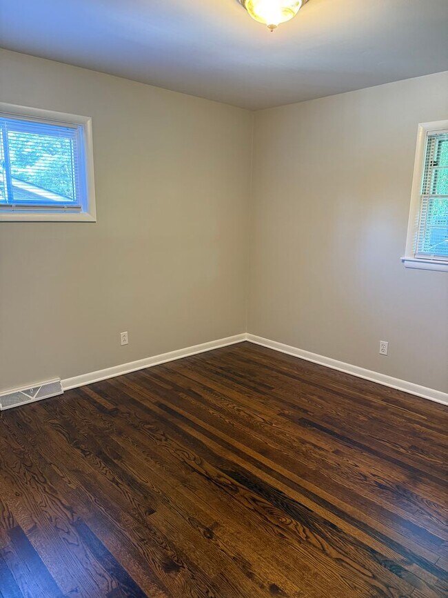 Building Photo - 3 Bedroom Ranch Convenient to Battleground...