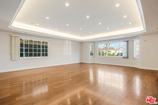 Building Photo - 257 S Oakhurst Dr