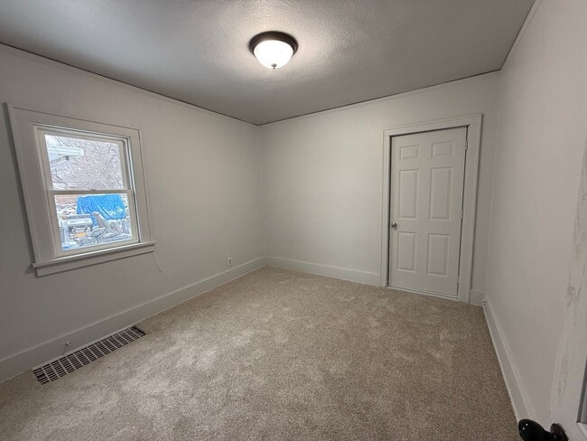 Building Photo - 3 Bedroom Home