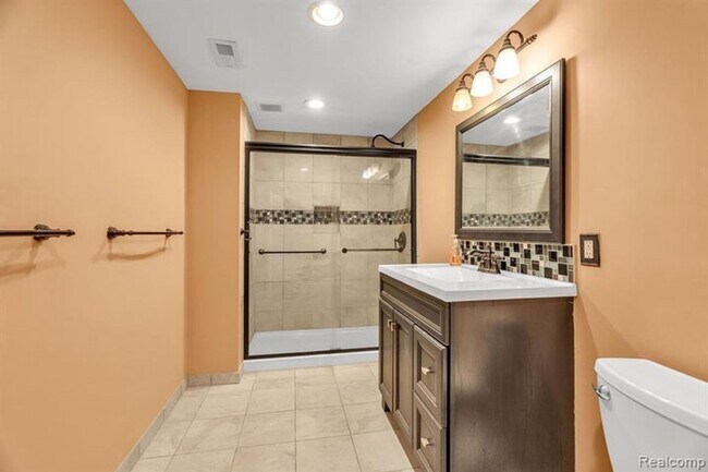 Building Photo - 6573 Poppleton Rd