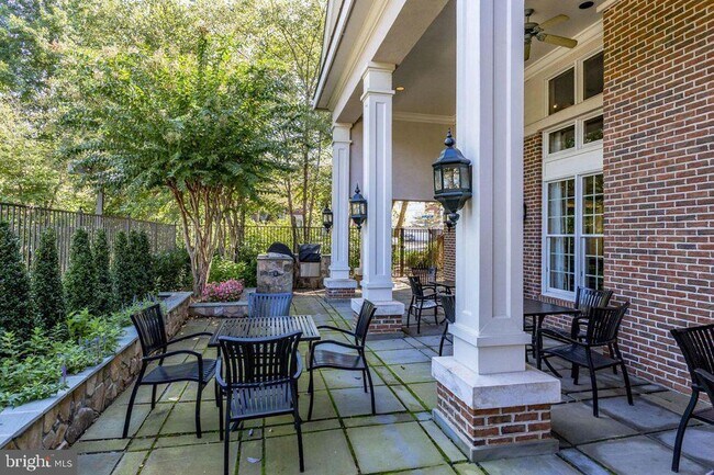 Building Photo - 1984 Crescent Park Dr