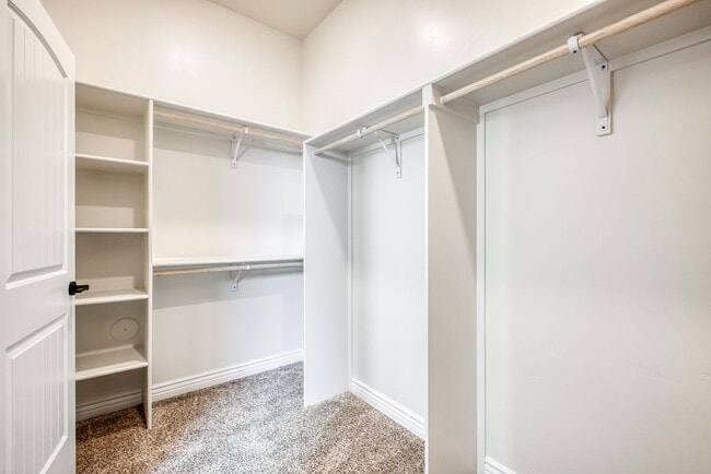 Building Photo - Beautiful East side House 4 bed-2.5 baths, part of The Overlook Casa Club that includes Swimming ...