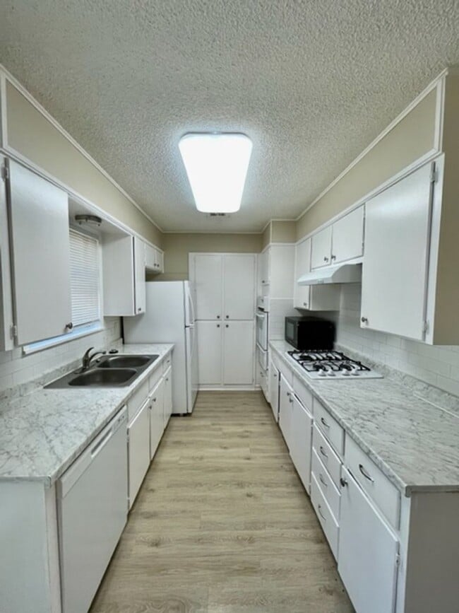 Building Photo - 816 Horseshoe Dr