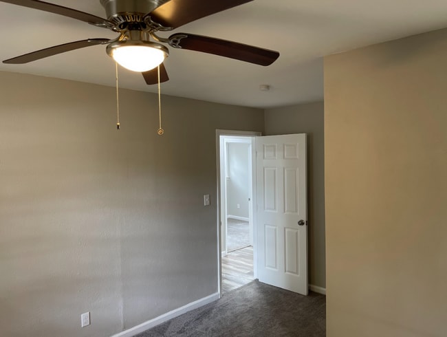 Building Photo - Newly Renovated 3 bed/2 bath - great location! MOVE IN SPECIAL!