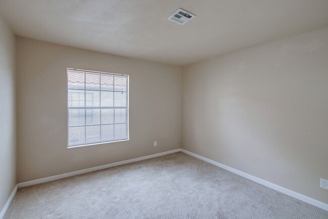 Building Photo - Must see beautiful condo in Rancho Penasquitos!