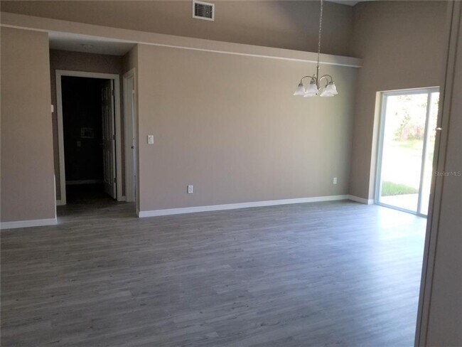 Building Photo - 326 Clark St